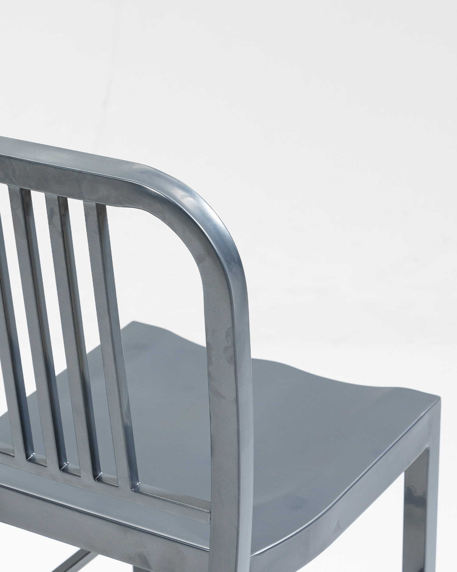 كرسي حديدي التصميم الخالدة كرسي حديدي التصميم الخالدة