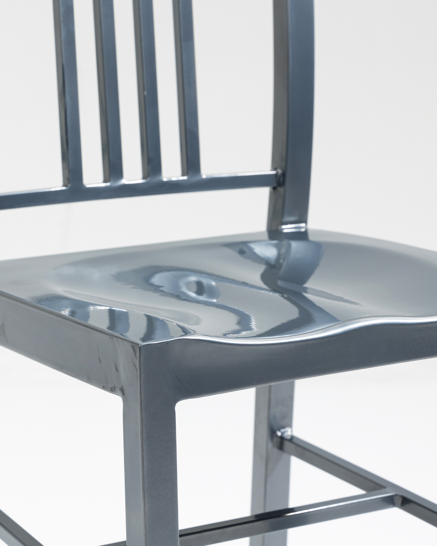 كرسي حديدي التصميم الخالدة كرسي حديدي التصميم الخالدة